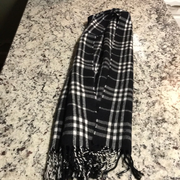 Burberry London Classic Check Cashmere Scarf - Picture 4 of 8